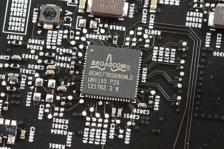 　Broadcomの「BCM57765B0KMLG」統合ギガビットイーサネットおよびメモリ・カード・リーダ・コントローラ。