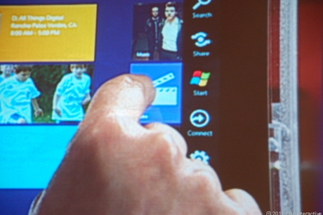 　Windows 8のタスクバーは、ネットワークへの接続など、システム機能を実行する。また、従来のスタートメニューも生き残っている。