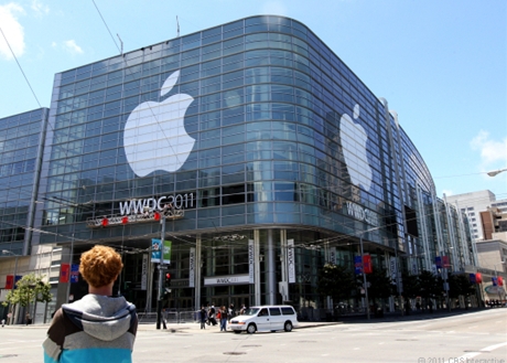 　サンフランシスコ発--例年通り、Appleは同社開発者向けイベントWorldwide Developers Conference（WWDC）の会場準備を数日前から開始した。そこでは、来週になれば来場者を迎える場内の様子を垣間みることができる。

　これはサンフランシスコにあるモスコーンセンターの外観を米国時間6月2日に撮影したところ。巨大なAppleのロゴが掲げられている。
