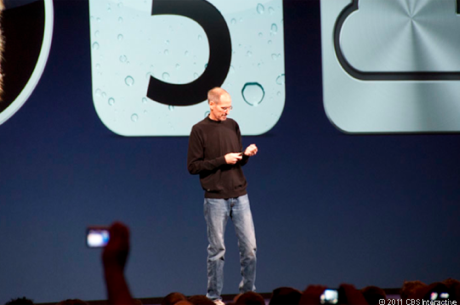 　Appleの最高経営責任者（CEO）Steve Jobs氏が米国時間6月6日朝、サンフランシスコで開催される技術者向け年次会議Worldwide Developers Conference（WWDC）で基調講演のステージに立った。Jobs氏は登場するとすぐに、新しいMac OSであるLionに関する話をするため、同社のワールドワイドプロダクトマーケティング担当シニアバイスプレジデントPhil Schiller氏に登壇させた。Schiller氏は、その後、「iOS 5」に関する話のためにScott Forstall氏を紹介している。

　この写真は、Appleの新しいサービス「iCloud」について話をするため、90分後に再びステージ上に姿を現したJobs氏。