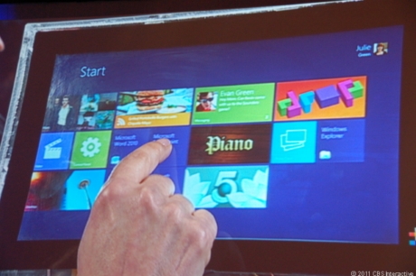 Windows Phone同様、タブレット上のWindows 8は「Live Tiles」を表示し、リッチデータの提供や、より深いところにあるアプリの起動を可能にする。ユーザーはタイルを画面上でスライドできる。