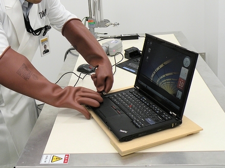 　「EMC試験設計ラボ」では、携帯電話の電磁波や静電気などによる電磁妨害を受けても、ThinkPadが正常に動作するかを確認する試験を実施している。
