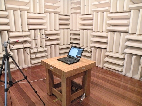 　ThinkPadから発せられる騒音を低減させるための試験を実施する「音響試験設計ラボ」。防音、防振設備により外部の音が室内まで届かないようになっている。