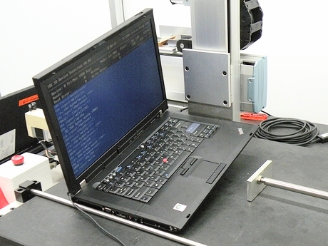 　ThinkPadのHDD側を持ち上げて落下させ、問題なく動作するかを確認する試験。