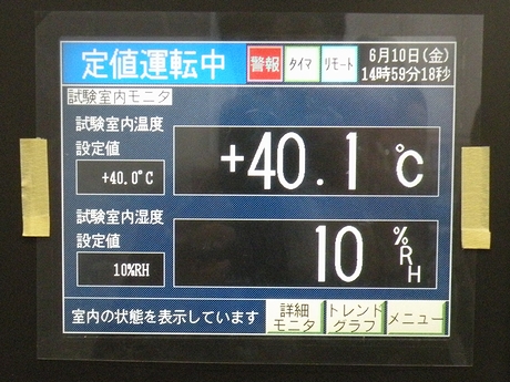 　室内の温度は40.1度。さらに高温に設定された機器もある。