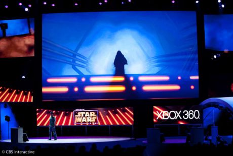 MicrosoftがE3で行った「Kinect Star Wars」のデモでは、プレーヤーが「ライトセーバー装着」と言った後、モーション操作によってライトセーバーを振り回した。