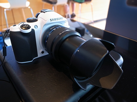 レンズ交換式カメラ。サムスンは、一眼からコンパクトデジタルカメラまで、多くのラインアップを持つ。