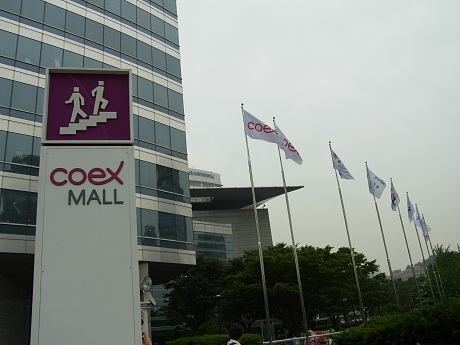 地下鉄2号線三成駅から連絡通路でつながるアジア最大の地下街「COEX MALL」。この中にもサムスンのモバイル専用ショールーム兼ショップがある。