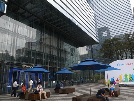 　サムスン電子の本社は韓国ソウル特別市江南にある。現地のオフィスワーカーが「夜にスーツで歩くのは恥ずかしい」という若者向けファッションやコスメショップが集まる江南地区の中心部となる江南駅には、サムスンのショールーム「Samsung d'light」がある。
