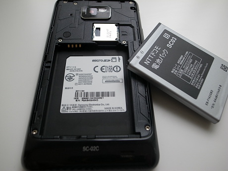 電池を外すと、microSDスロットが現れる。

