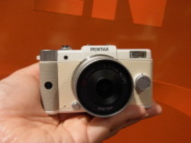 重さ200g、手のひらサイズの一眼カメラ「PENTAX Q」--レンズも充実