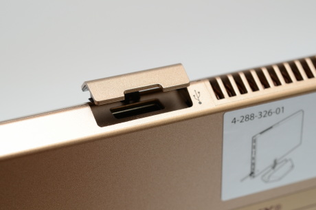 　USBポートのうちの1つは側面カバー内に設けられている。
