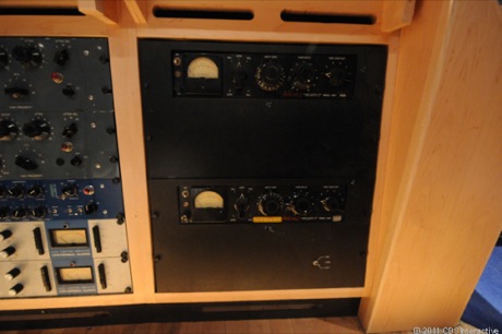 　Abbey Road Studiosは少なくとも6台のバルブコンプレッサ「Fairchild 600」を所有している。これはその内の1台だ。