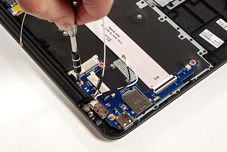 　右側の小型プリント基板にはスピーカーコネクタとUSIMカードスロット、USBポート、および2つの無線用プリント基板のコネクタが含まれている。