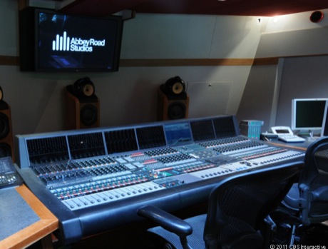 　Abbey Road Studiosでは、デジタル機材だけで構成されたミキシングスタジオを保有しており、「The Penthouse」という名で知られている。ここでは、さまざまな録音作業に取り組むミュージシャンたちがこのAMS Neve製デジタルミキシングコンソールを使用する。