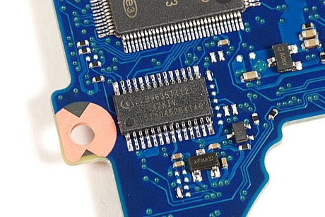 　Infineon製のTrusted Platform Module（TPM）である「SLB9635TT1.2」。