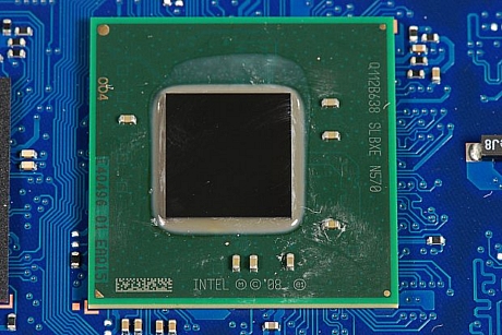 　Intel製1.66 GHzデュアルコアプロセッサ「Atom N570」。