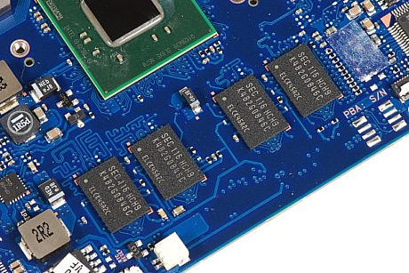 　Series 5の4つのサムスン製2GビットDD3 SDRAM IC「K4B2G0846 HCH9」はマザーボードの上面にはんだ付けされており、残りの4つは底面にはんだ付けされている。