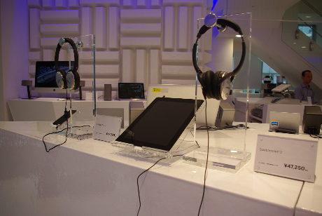　ヘッドホンはすべて、iPhoneやiPadに接続されておりその場で音楽を視聴することが可能。店内で自分のデジタルオーディオプレーヤーを接続しての試聴もできる。