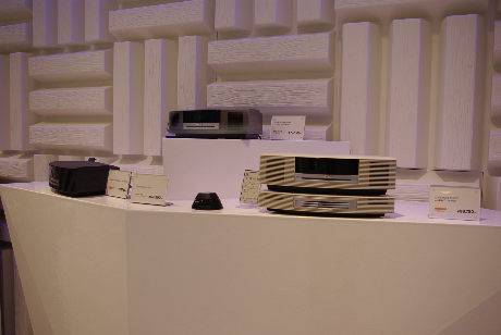 　ミュージックシステムも多数展示されている。こちらは「Wave Music System」と専用CDチェンジャーの組み合わせ。