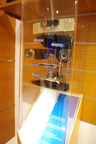 　「Wave Music System」の初号機もヒストリーコーナーに展示されていた。内部の構造がわかるように分解されていた。