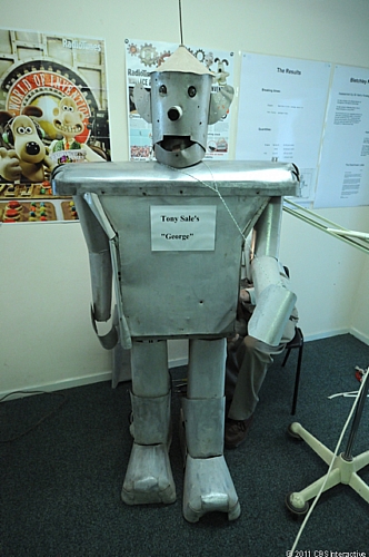 　この写真は、ブレッチリーパーク博物館で働く同博物館最初のキュレーターTony Sale氏が作ったロボットGeorgeだ。同氏はCodes and Ciphersというサイトの管理者でもある。

　Sale氏がGeorgeを作ったのは1950年で、同氏によるとこれは動作して歩ける世界最初のヒューマノイドだった。当時Sale氏とGeorgeは英国のテレビ番組に出演し、それを見た英国のクレイアニメ「ウォレスとグルミット」の作者がGeorgeを彼らの作品の1つに登場させたいとして許可を求めてきたという。その提案はもちろん受け入れられた。