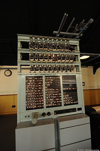 　これはHeath Robinsonのピンボードだ。

　今ではブレッチリーパークにある多くの小屋やブロックは貧相で古くさく見えるが、この施設は当時世界で初めて特定の目的のために設けられた計算機センターだった。この施設は、ドイツ軍の暗号を解読し、連合軍がドイツ軍を破り第二次世界大戦で勝利することだけを目的として作られたのだ。