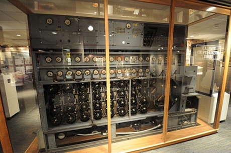 　これは米国海軍で暗号解読に使われていたbombeだ。ブレッチリーパークの暗号解読者は英国で作られたbombeを使っていた。

　国立暗号博物館によれば、これらのマシンは「主にドイツ海軍の4ローター式Enigmaに対して使われていた。正しい設定がわからなければ、暗号化されたメッセージはほぼ解読不能だった」という。「bombeは1回の処理にたった20分しかかからず、45万6976回通りのローター設定を1回のホイール順ですべてテストできた。bombeごとに異なるホイール順を試させることで、そのうち1つが最終的には正しい設定であることがわかる。ある日のUボートの設定が判明したら、このbombeをドイツ陸軍と空軍の3ローター式メッセージの解読に使うよう、切り替えることもできた」（博物館ウェブサイト）