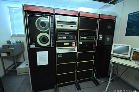 　これは、1976年にDigital Equipment Corporation（DEC）が作ったPDP 11/34で、Unibusと呼ばれるシングルバスのシステムで動く16ビットのミニコンピュータだった。

　博物館は、次のように記述している。「当時多くのミニコンピュータは別々の専用I/Oバスを持っていたため、シングルバスの使用はコンピュータ技術としてはかなり異例のことだった。DECの設計者は、これを実現するためにすべてのI/O要求をメモリ中のアドレスにマッピングするという手法を用い、特別なI/O命令は必要なかった」

　PDP-11は、2.5Mバイトもの容量を持つディスクドライブなど、いくつかの異なる種類の周辺機器を使うことができた。また、容量256Kバイトの8インチディスクドライブが2台あり、テープドライブも保有していた。博物館によれば、このバージョンのPDP-11は「シングルユーザーリアルタイムOSであるRT-11を動かしていた」という。
