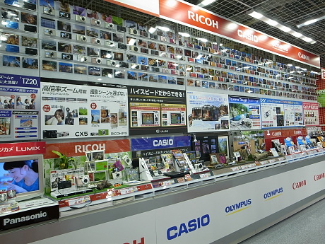 壁面に並んだ各社のカメラは、各メーカーによる一押しの製品をラインアップしたという