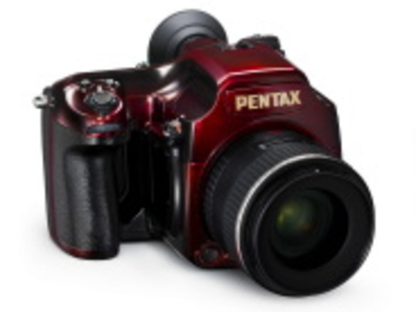 中判デジカメ「PENTAX 645D」に漆ボディの特別仕様版--2カ月の期間限定受注