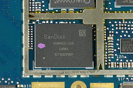 　SandDisk製の32Gバイトストレージチップ「SDIN4E2-32G」。