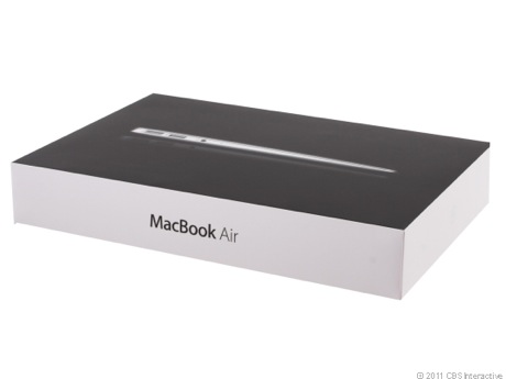 　Appleは7月20日、11インチと13インチの新「MacBook Air」を発表した。ここでは、同ノートブックを画像で紹介する。

　従来通り小さなパッケージ。
