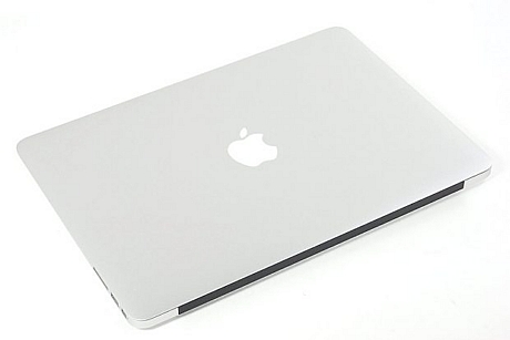 　この13インチの2011年版MacBook Airの基本的な寸法は13インチの2010年モデルと同じだ。この2011版MacBook Airの寸法は高さ0.11～0.68インチ（約0.3～1.7cm）、幅12.8インチ（約32.5cm）、奥行き8.94インチ（約22.7cm）で、重量は2.96ポンド（約1.35kg）となっている。
