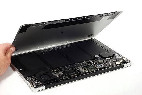 　外部ケースのねじを外すと、MacBook Airの底面カバーを持ち上げて取り外すことができる。