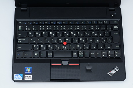 　ThinkPad X121eのキーボード。キーボード奥にバッテリのスペースがある。
