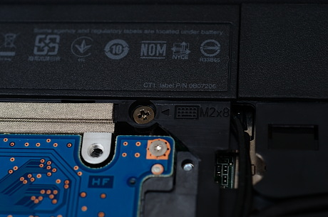 フタの内部には、ネジ頭付近に刻印がある。このネジを外すとキーボードを交換できることがすぐわかる。
