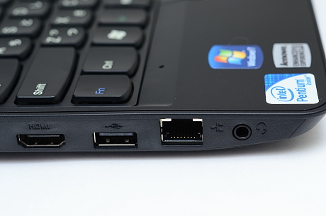 　左側手前にはマイクとヘッドホン兼用のジャック、LANポート、USBとHDMIポート。
