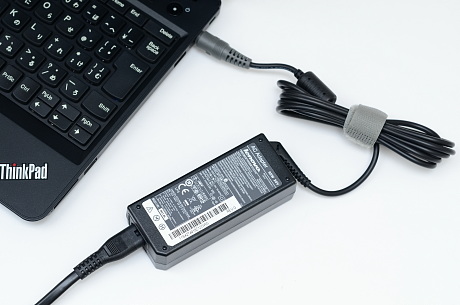 ACアダプタは他のThinkPadと共有できる。使い回しができるが、ThinkPad X121eの消費電力からすれば大きめだ。