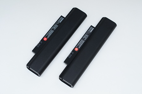 ThinkPad X121eには3セルと6セルのバッテリが用意されるが、どちらも形状は同じで重さが異なるのみ。中の電池数が異なるだけのようだ。