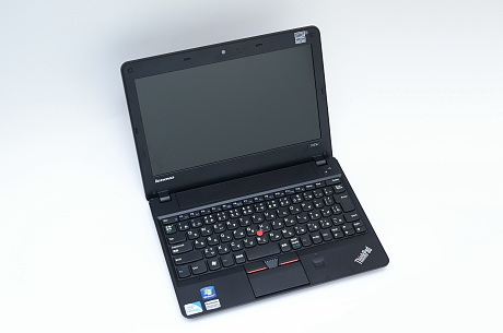 　レノボが7月に発売を開始した「ThinkPad X121e」は、11.6型液晶を搭載するThinkPad Xシリーズの小型廉価版だ。2010年はじめに登場したThinkPad X100eの後継となる。

　ThinkPad X100eがAMDプラットフォームのみを採用していたのに対し、ThinkPad X121eはインテルのSandy Bridge世代の低電圧版と、AMDのFusion APUことGPU統合型の2つのプラットフォーム仕様が用意される。販売チャネルごとに投入プラットフォームやCPUが異なり、一般の量販店向けはCore i3-2357Mのみ。法人向けチャネルと同社直販サイトではAMDとインテルのプラットフォームが取り扱われる。

　写真のThinkPad X121eは、同社直販サイトのみで取り扱われるインテルの廉価版CPU、Pentium 957を搭載したもので、直販価格は4万4940円。BTOオプションで指紋センサやWiMAX対応の無線LANを加えたものだ。