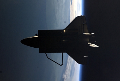 　この写真は、スペースシャトル「Atlantis」が米国時間7月19日の地球への帰還を前に、最後のフライアラウンドでISSの周りを回っている様子だ。
