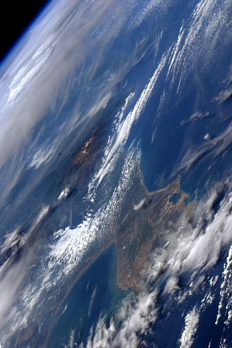 　7月9日にISSから撮影されたこの写真には、コロンビアのカリブ海沿岸の雲を抜けてそびえる、雪に覆われたコロンビア最高峰のピコ・クリストバル・コロン山（標高5700m）が見える。