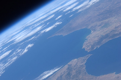 　地中海と大西洋の間のジブラルダル海峡が、スペイン（上）とモロッコ（下）をつないでいる。