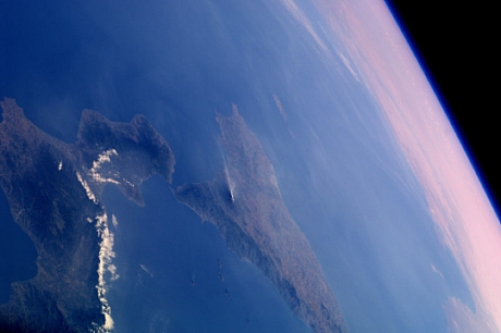 　「宇宙から見た（#FromSpace）エトナ山を写した別の写真。ロシアの貨物宇宙船のドッキング中である、グリニッジ標準時6月23日午後4時25分に撮影」（@Astro_Ron）