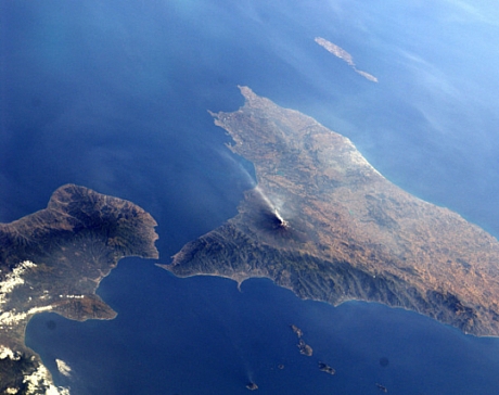 　6月23日にISSから撮影されたこの写真では、シチリア島のエトナ山が煙を上げている。エトナ山は最近では5月11日に噴火した。