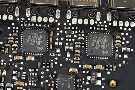 　SMSC製の「USB2513B」USB 2.0ハブコントローラ。