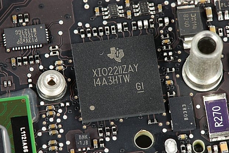 　Texas Instruments製の「XIO2211ZAY」FireWireコントローラ。