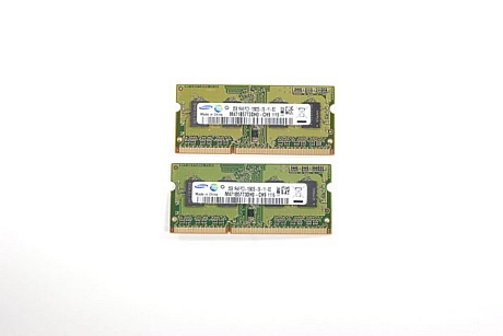 　4Gバイトのサムスン製RAM（2枚の2Gバイト「M471B5773DH0-CH9」）。