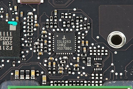　Intersil製の「ISL6263」5ビットVID単相電圧レギュレータ。